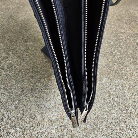 Vtg Y2k TUMI Metal Applique Logo Plain Extendable Zip Medium Size Tote Bag - Picture 4 of 8